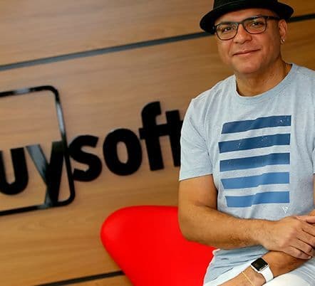 Ele pegou R$ 3 mil do cheque especial para montar uma empresa milionária na sala de casa